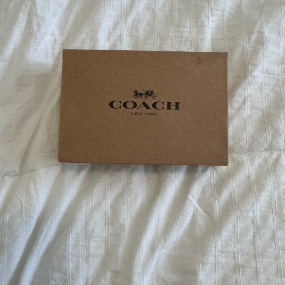 New Coach women’s Medium Corner Zip Wallet In Signature Canvas - Picture 1 of 5